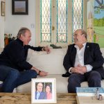Antonio Resines y su mujer, Ana Pérez, reciben a Bertín Osborne en su casa de Madrid